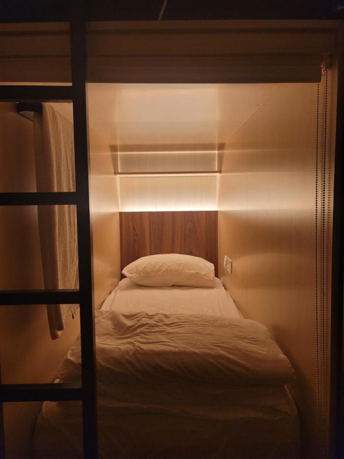Westay Capsule Hostel Dubai Exterior foto