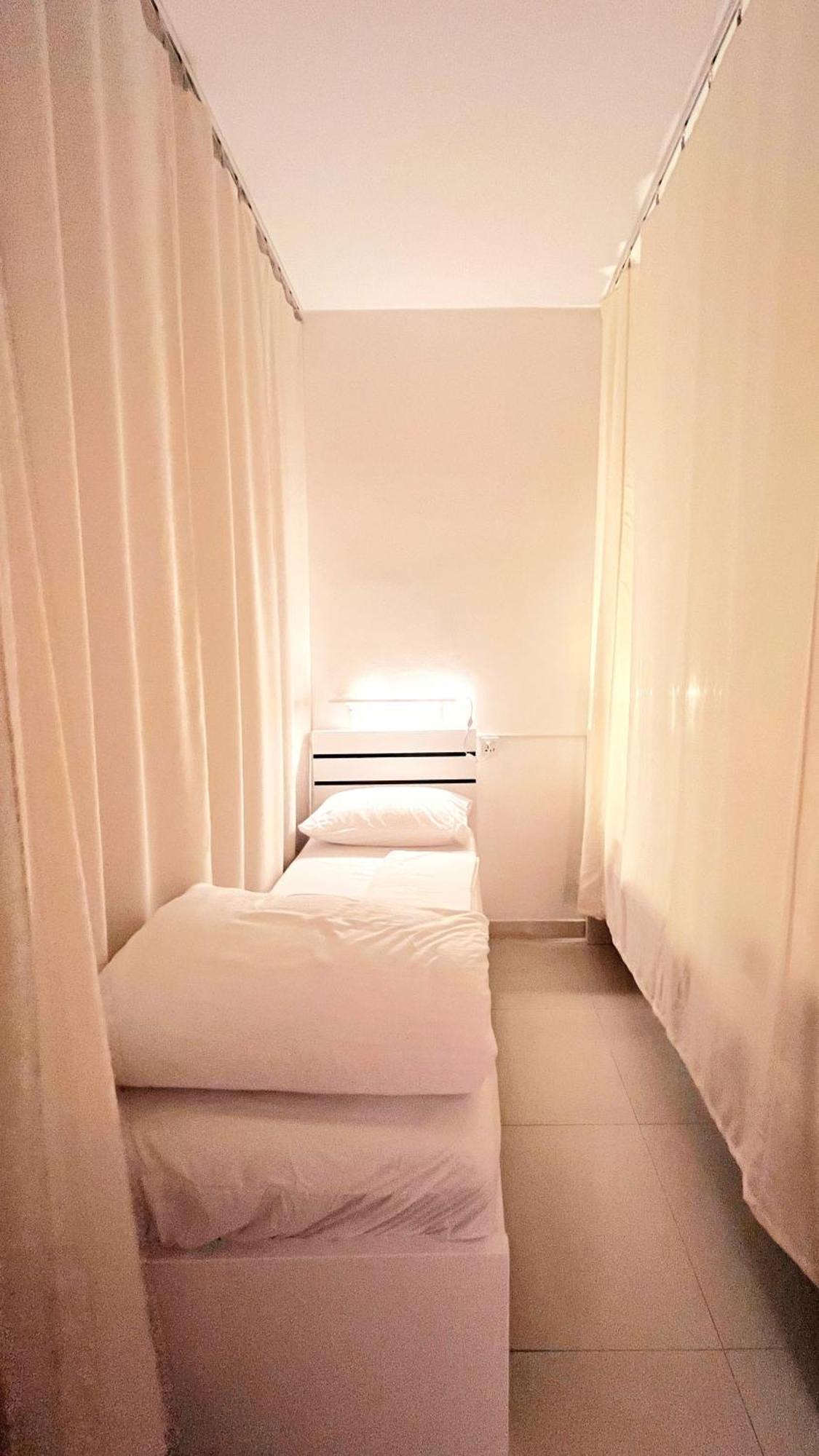 Westay Capsule Hostel Dubai Exterior foto